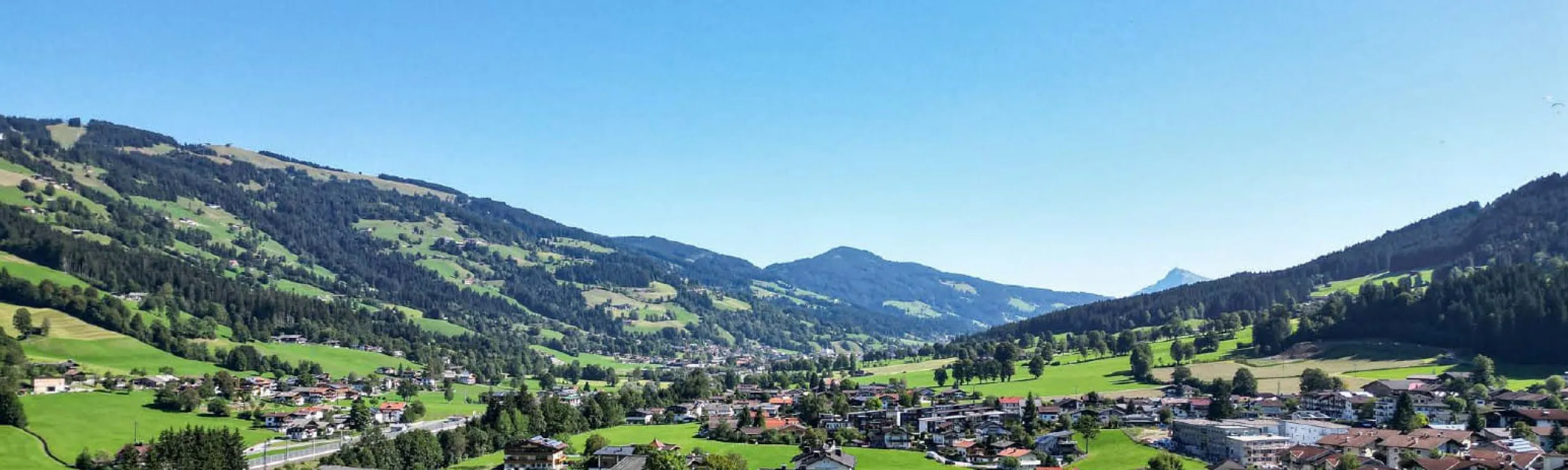 Atemberaubender Ausblick auf die Kitzbüheler Alpen und das umliegende Tal.
