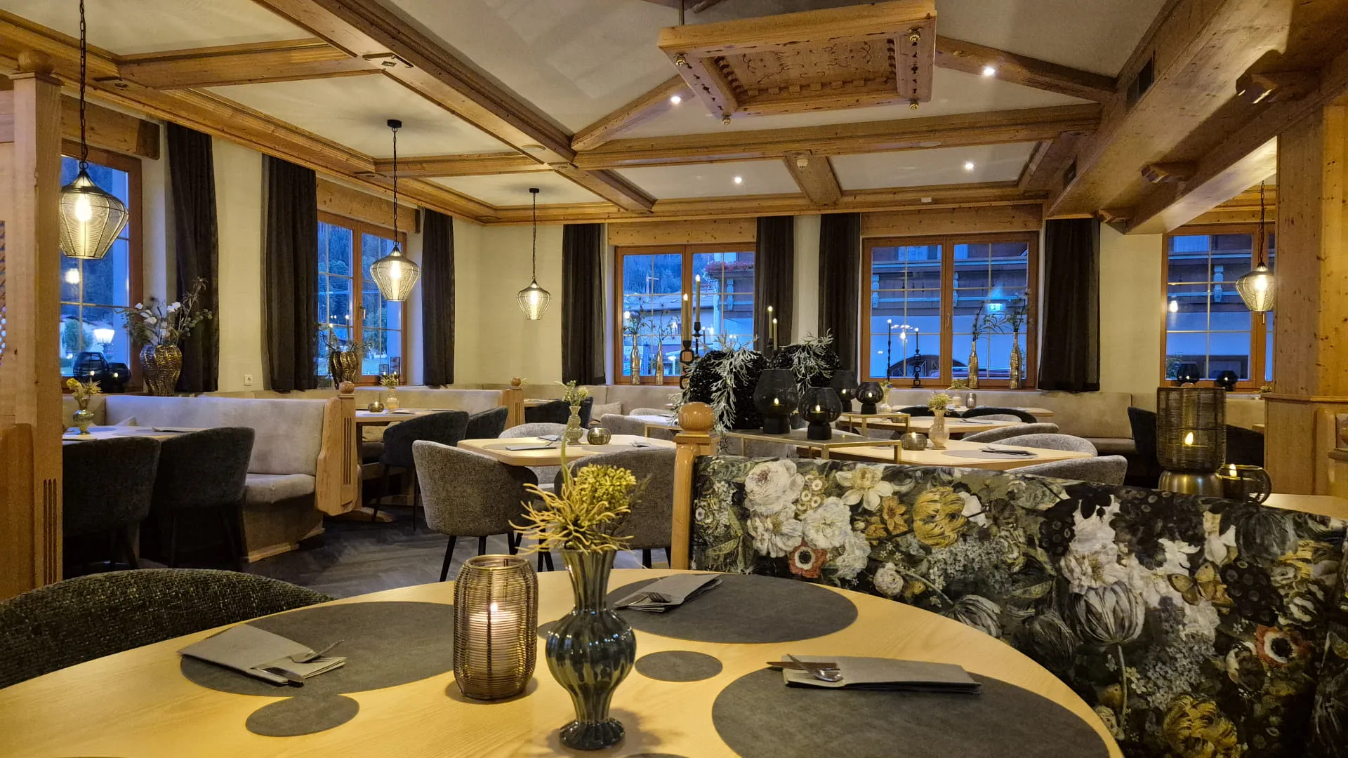 Elegantes Restaurant mit Holzdekor und elegantem Tischarrangement