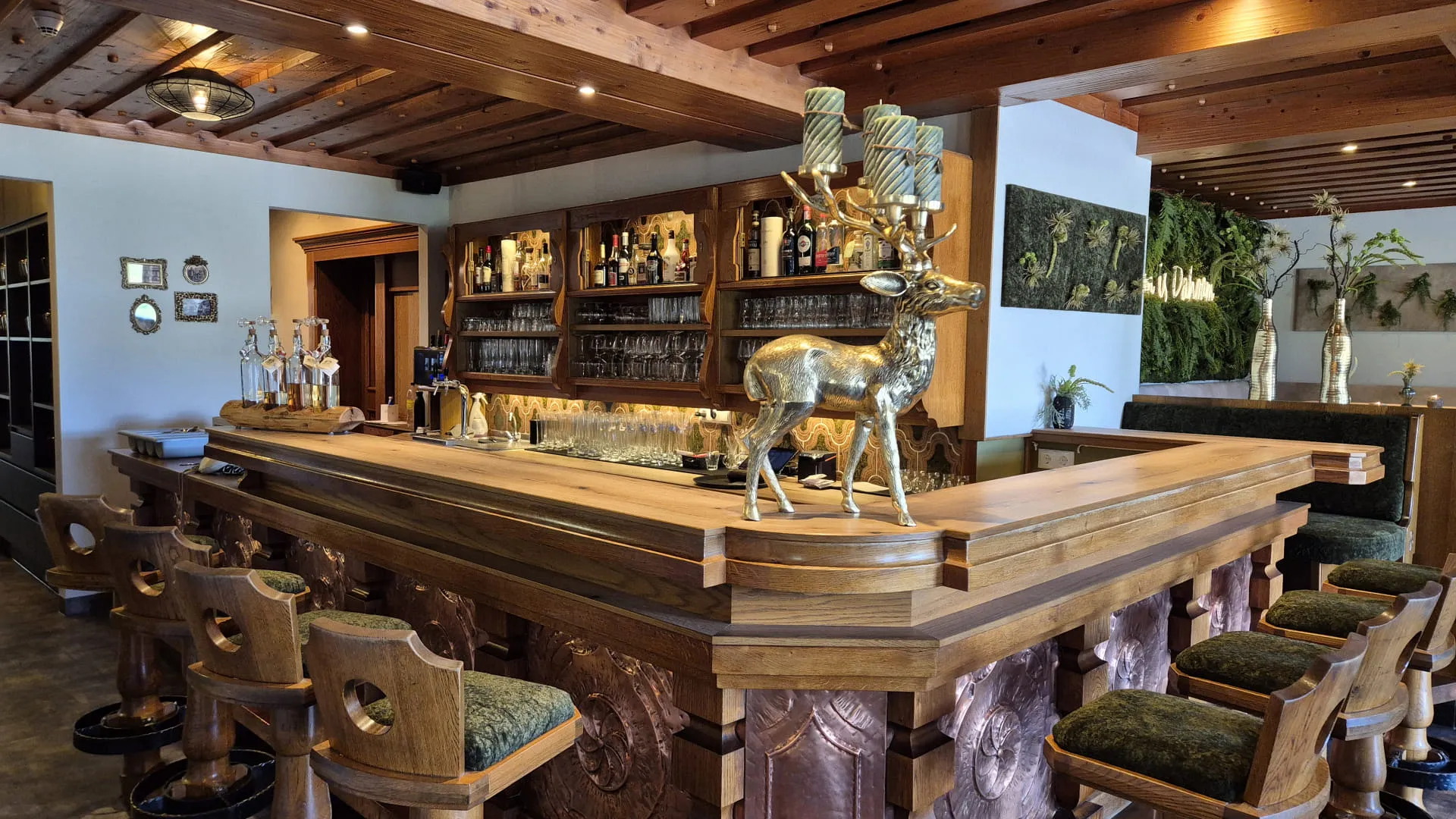 Holzbar mit goldenen Dekorationen und Stühlen