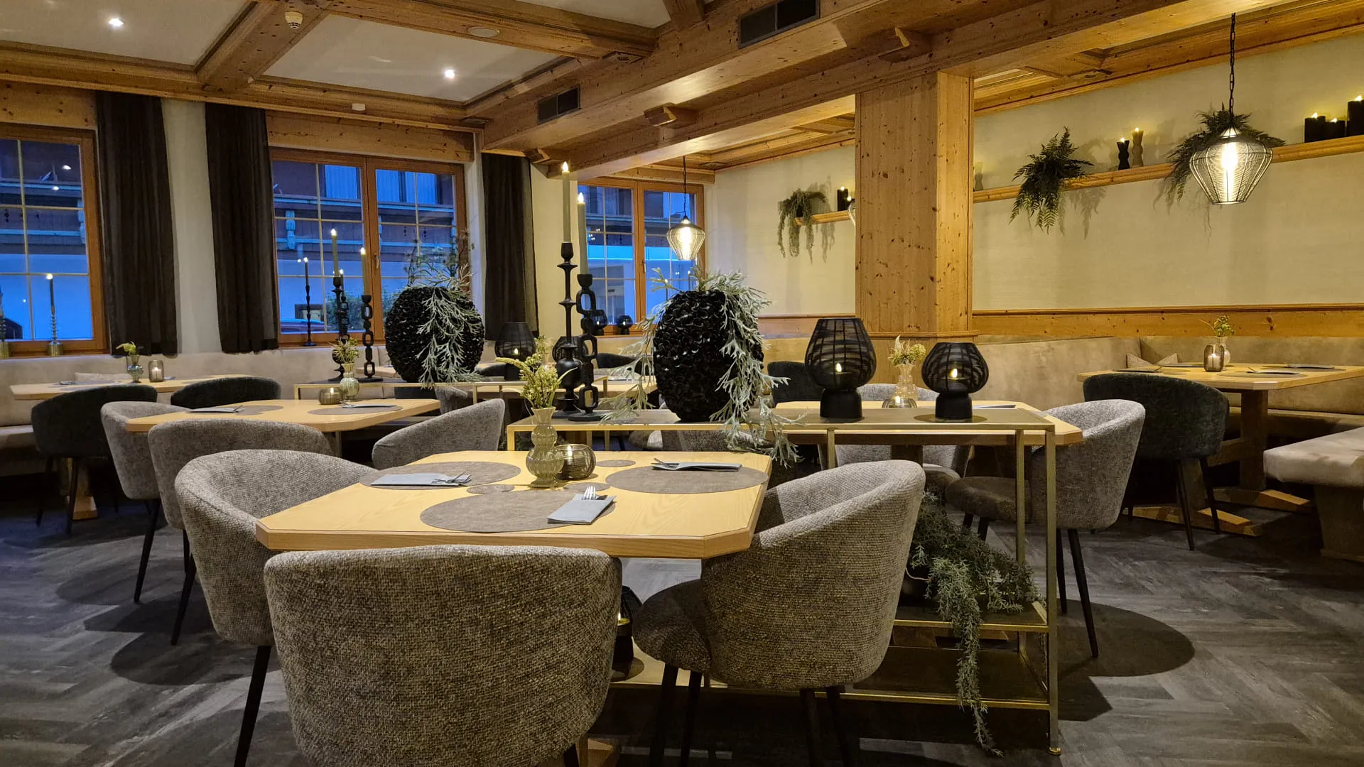 Gemütliches Restaurantinterieur mit Holzdekor und Sitzplätzen