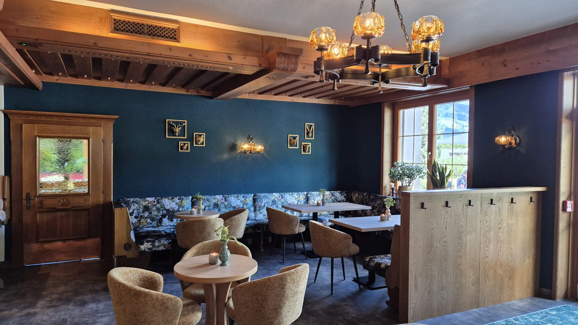 Inneneinrichtung einer Bar mit Holzdekoren und Sitzbereichen
