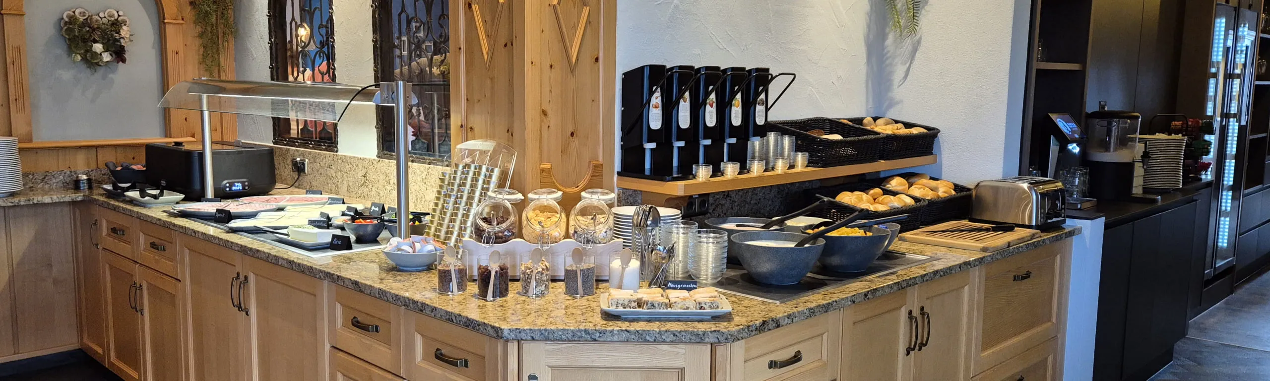 Buffetbereich mit Frühstücksangeboten und Getränken