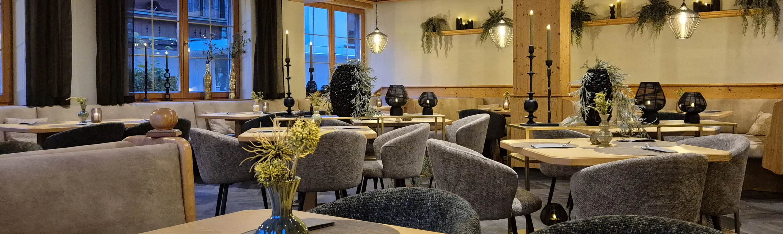 Stilvolles Restaurant mit eleganten Möbeln und Tischgedecken