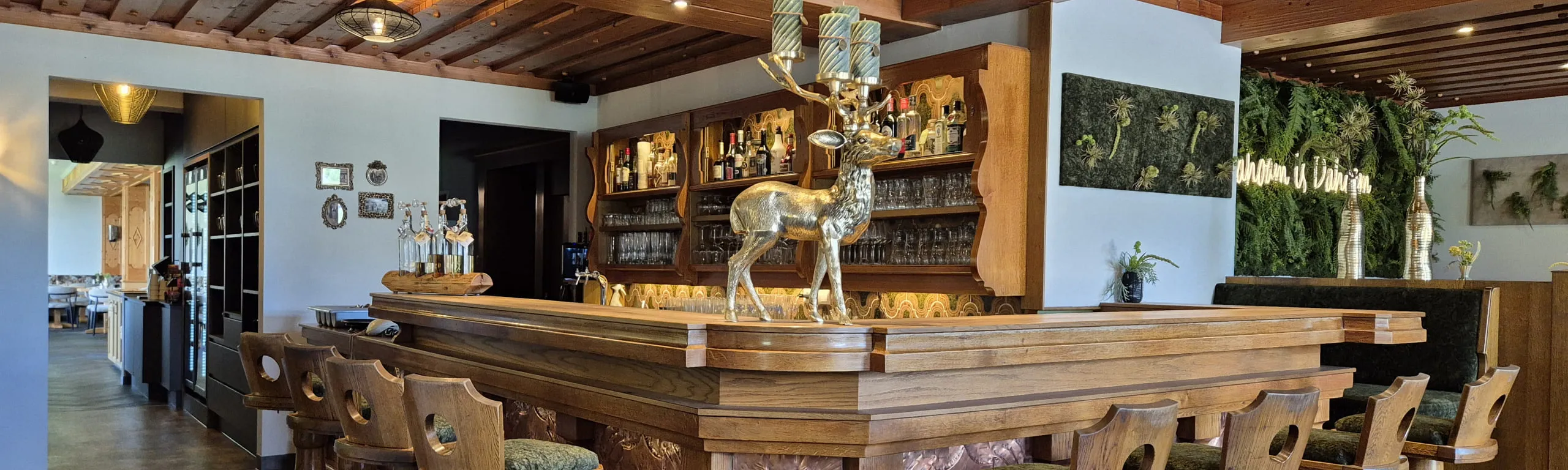 Holzbar mit Skulptur in einem modernen Restaurant