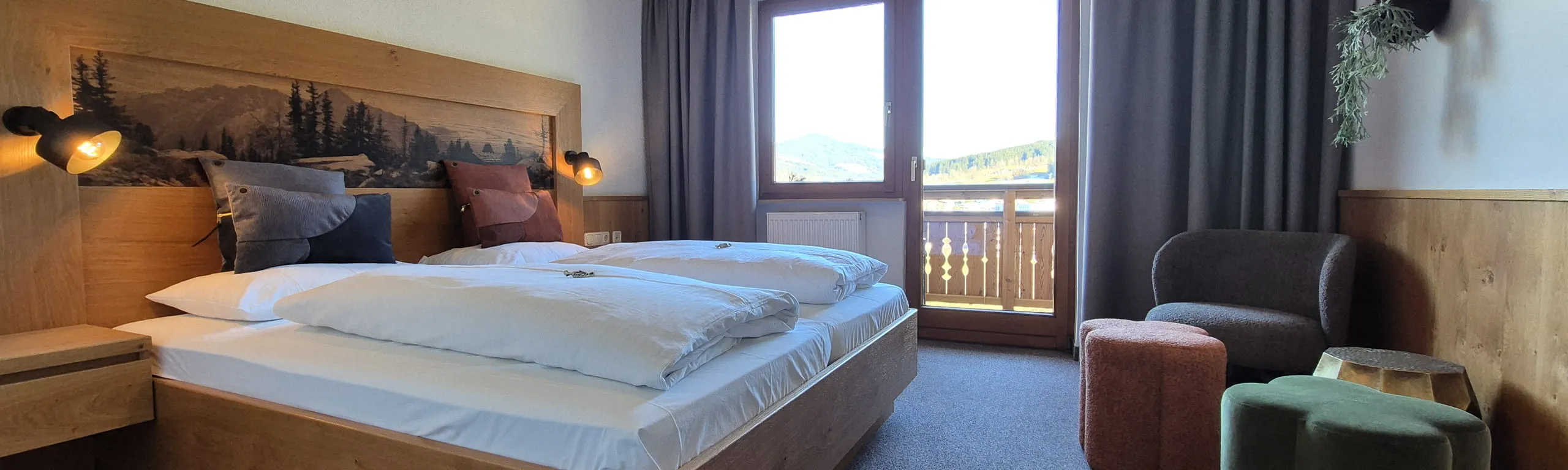Gemütliches Schlafzimmer mit Holzdekor und Balkonblick.