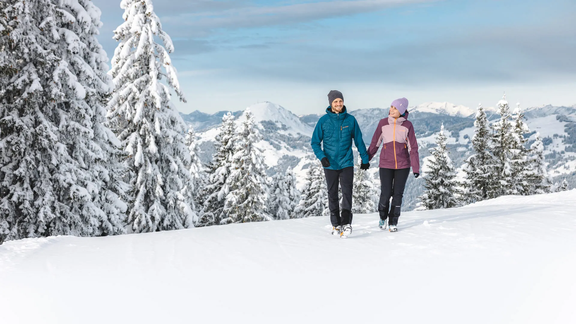 Zwei Personen beim Winterwandern im verschneiten Brixental