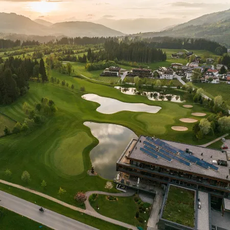 Landschaft mit Golfplatz und umliegenden Hügeln im Brixental