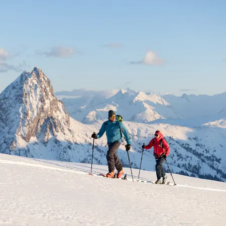 Zwei Skitourengeher auf verschneitem Gelände im Brixental