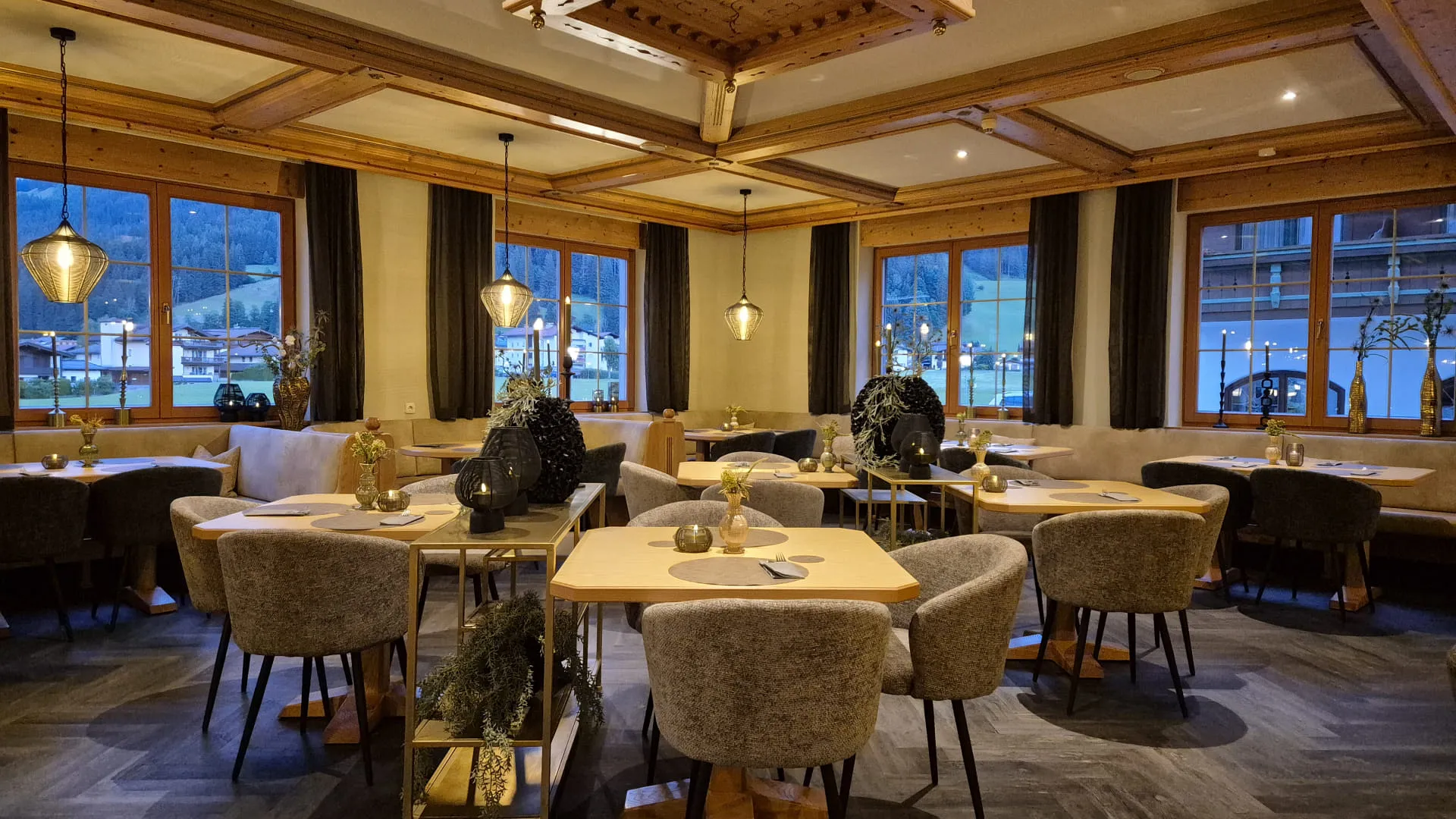 Elegantes Restaurant mit gemütlichen Sitzbereichen