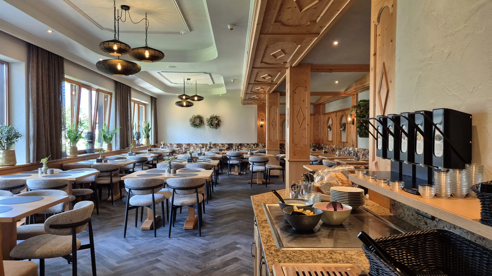 Moderne Speisesaal-Ansicht mit Tischen und Stühlen