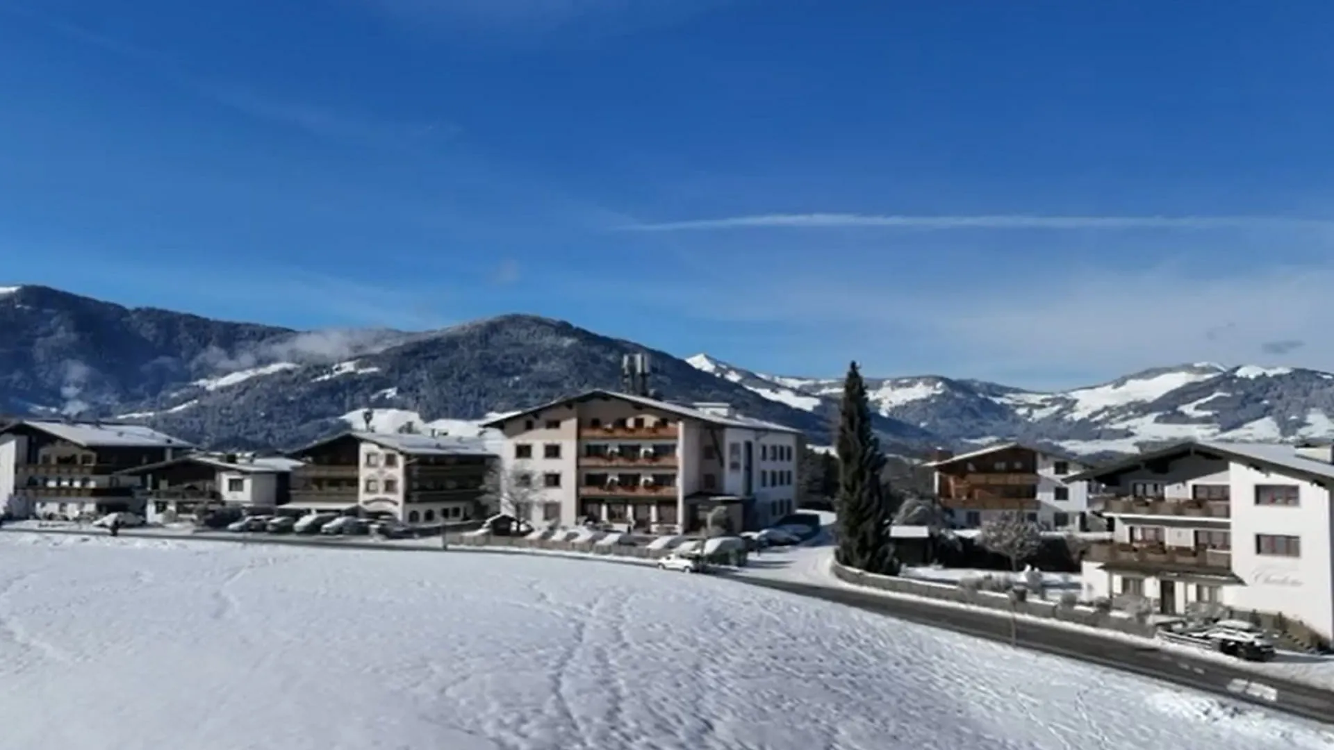 Hausansicht im Winter, schneebedeckte Landschaft
