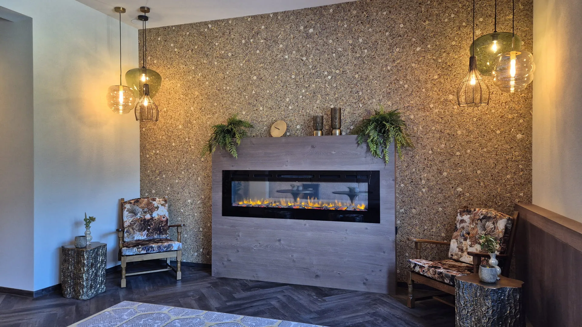 Lobby mit Kamin, bequemen Sesseln und moderner Beleuchtung