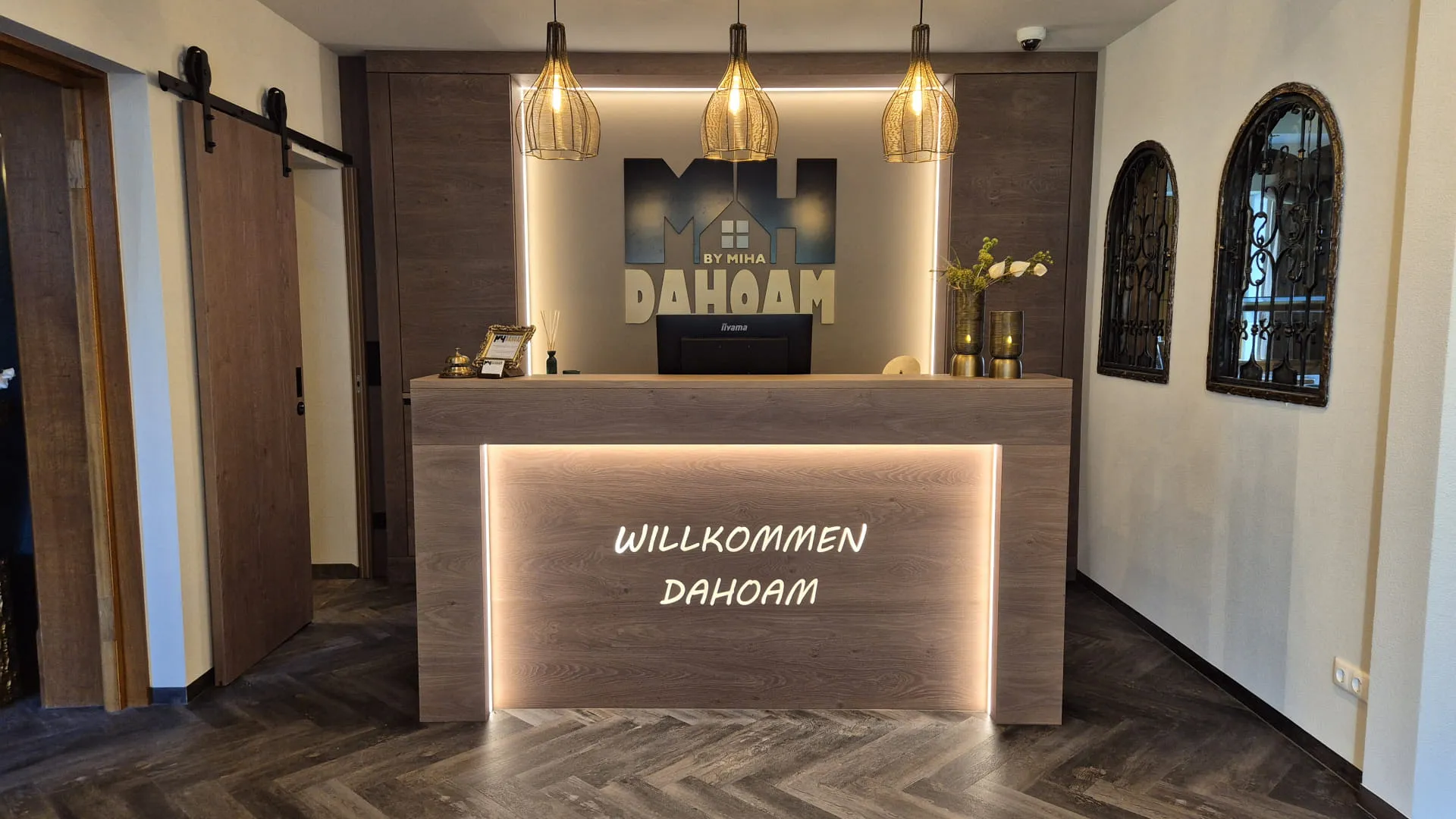 Moderne Rezeption mit Willkommensschild 'DAHOAM'