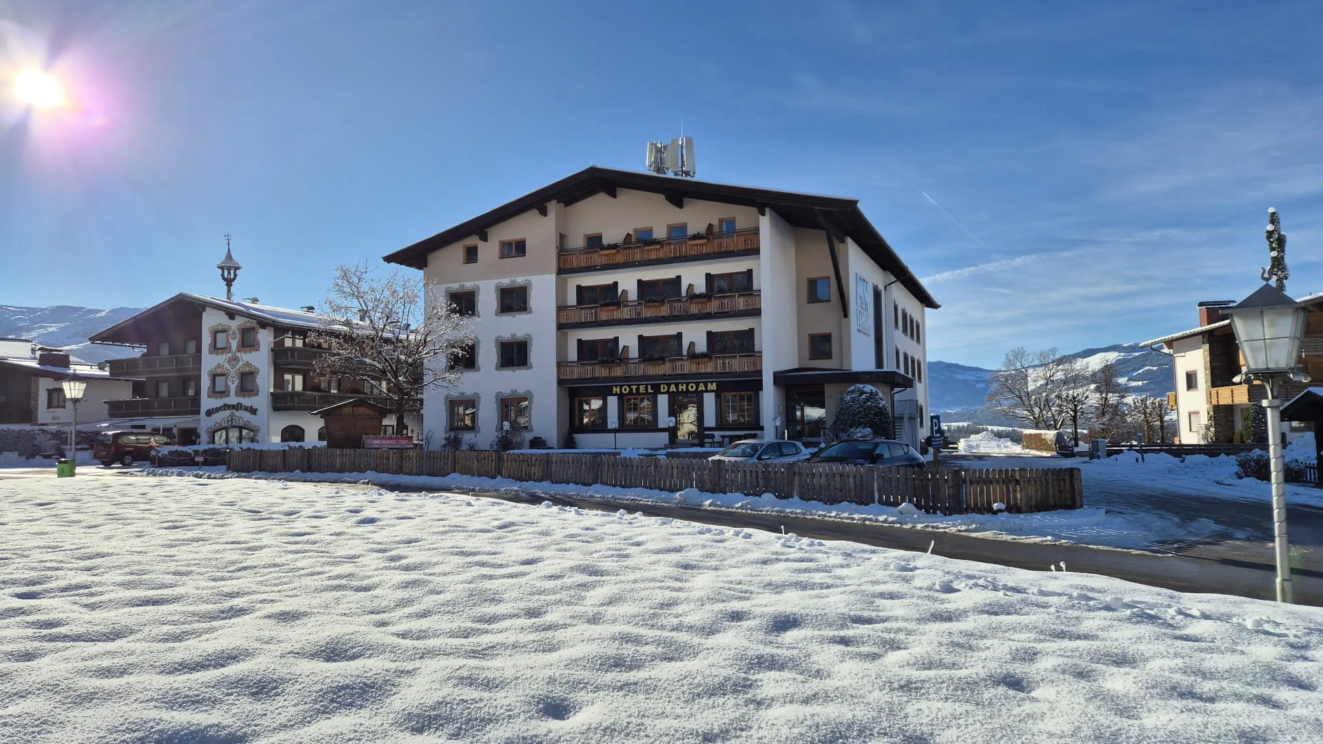 Winteransicht eines Hauses mit Schnee und klaren Himmel.