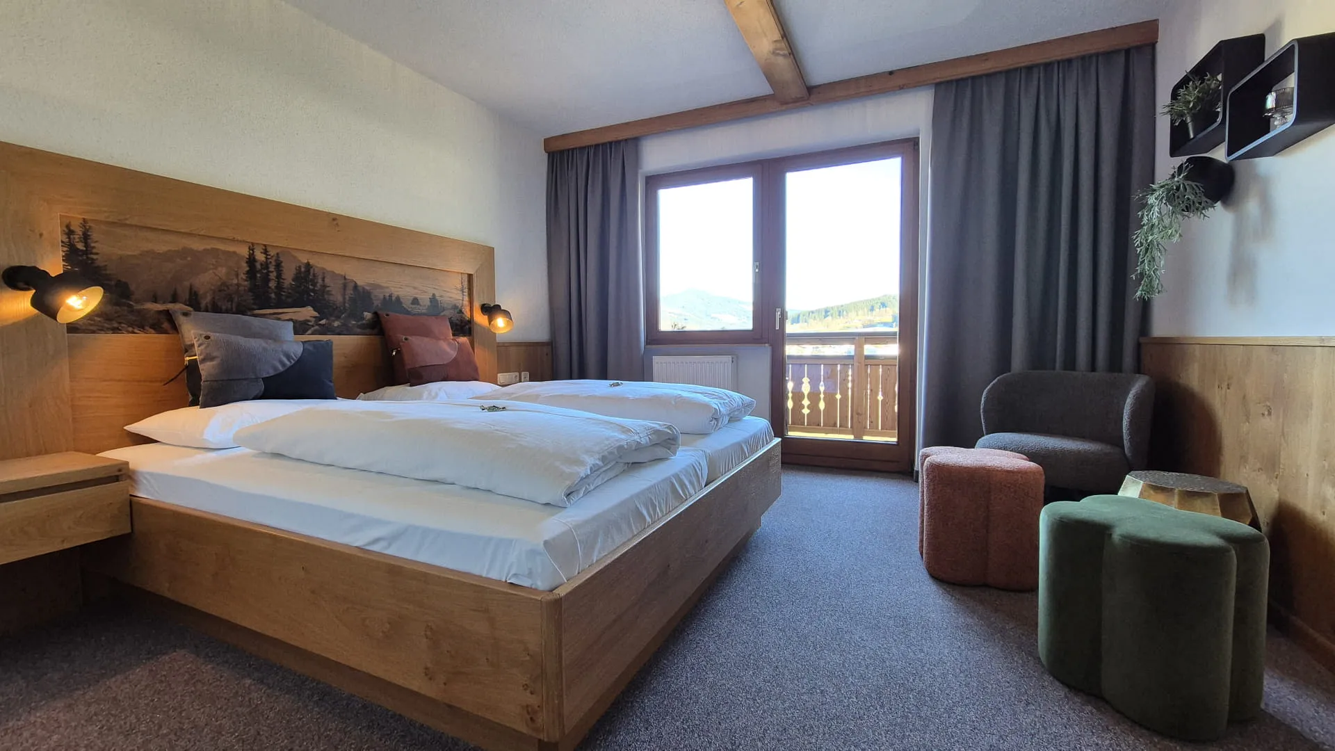 Helles Schlafzimmer mit Holzdetails und Balkonfenstern.