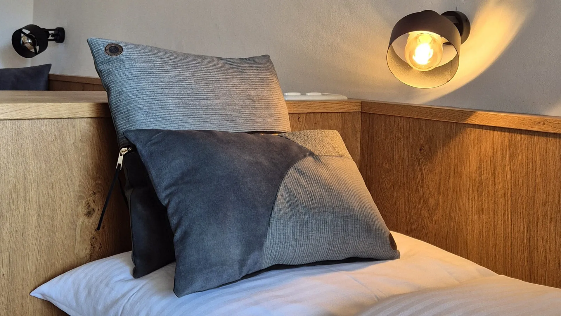 Gemütliches Zimmer mit Kissen und Wandpflanze